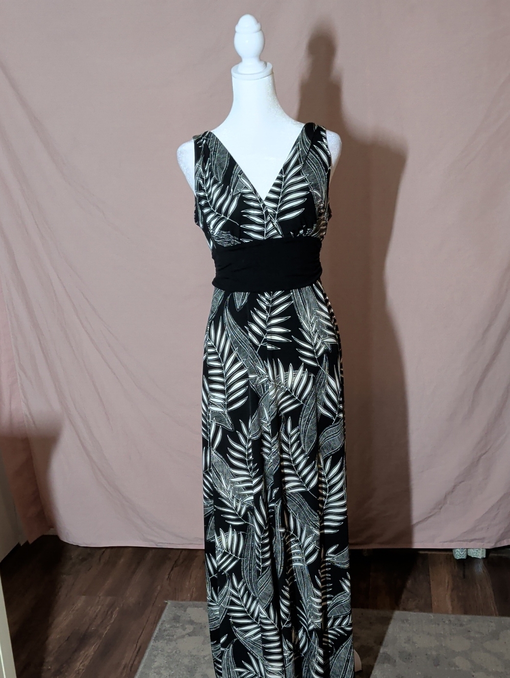 London Times Black and White Palm-Print V-Neck Maxi Dress